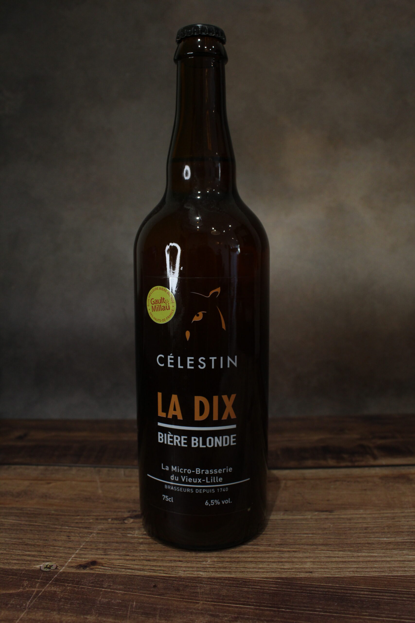Photo de face d'une bouteille de la dix, bière blonde de la brasserie Célestin