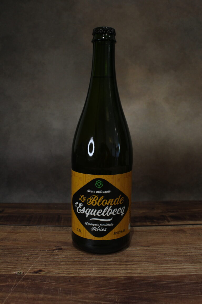 Photo de face d'une bouteille de blonde d'esquelbecq par la brasserie thiriez