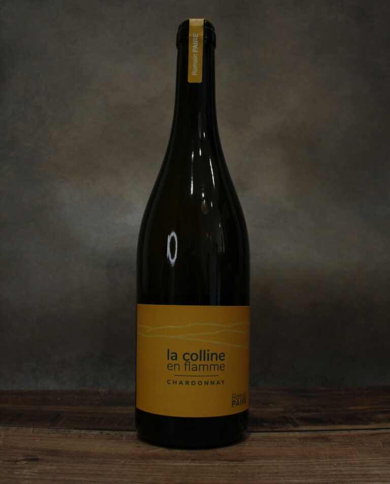 Photo de face d'une bouteille de vin blanc La colline en Flammes