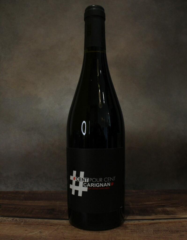 Photo de face d'une bouteille de Cent pour Cent Carignan