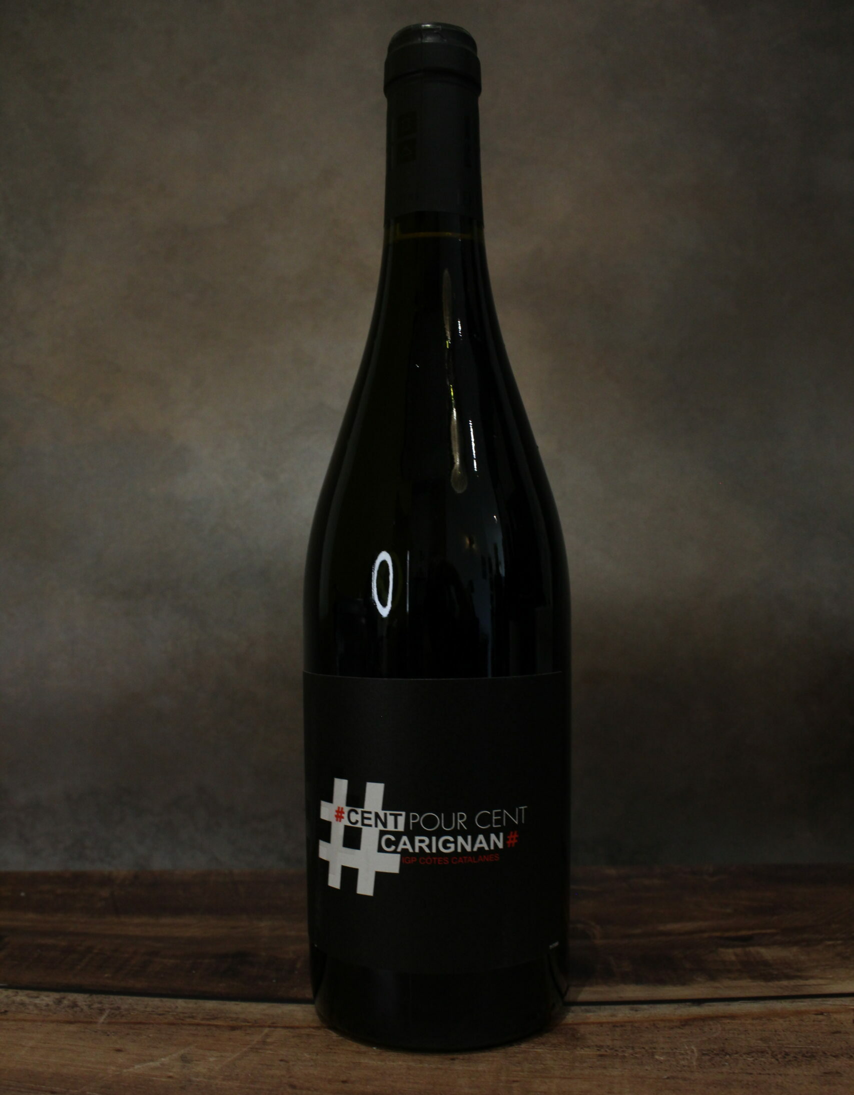Photo de face d'une bouteille de Cent pour Cent Carignan