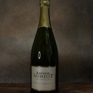 Photo de face d'une bouteille de champagne Xavier Loriot