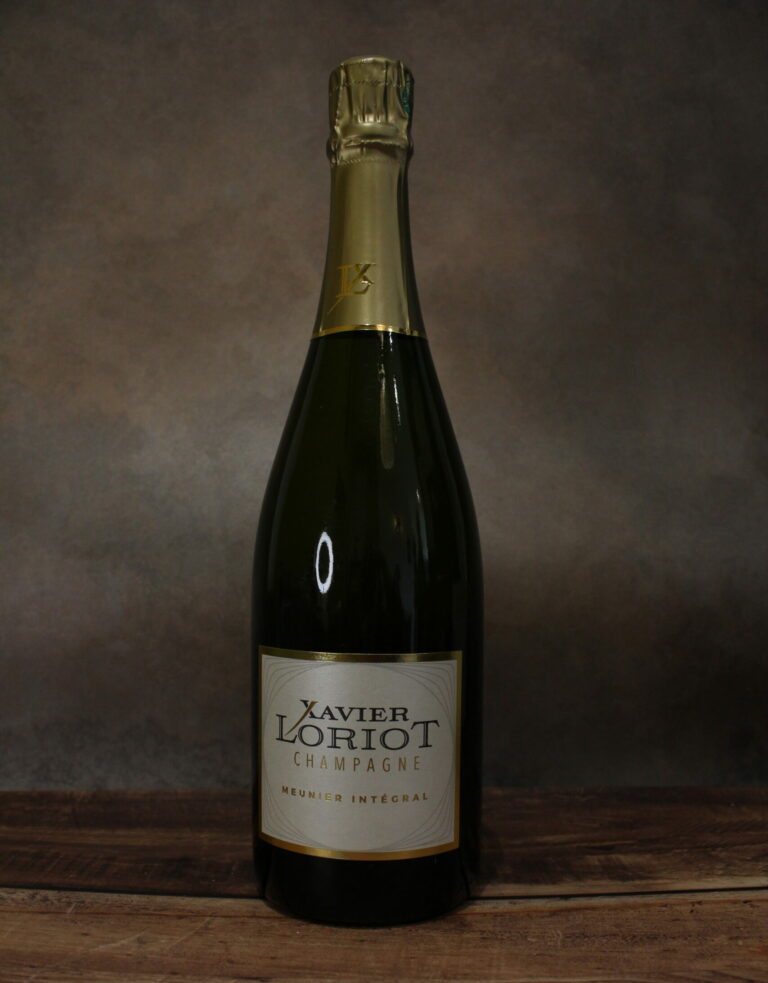 Photo de face d'une bouteille de champagne Xavier Loriot