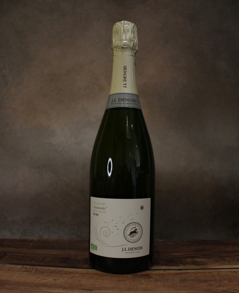 Photo de face d'une bouteille de vin pétillant naturel