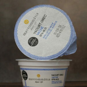 Photo de face de deux pots de 150g de yaourt grec mavrommatis