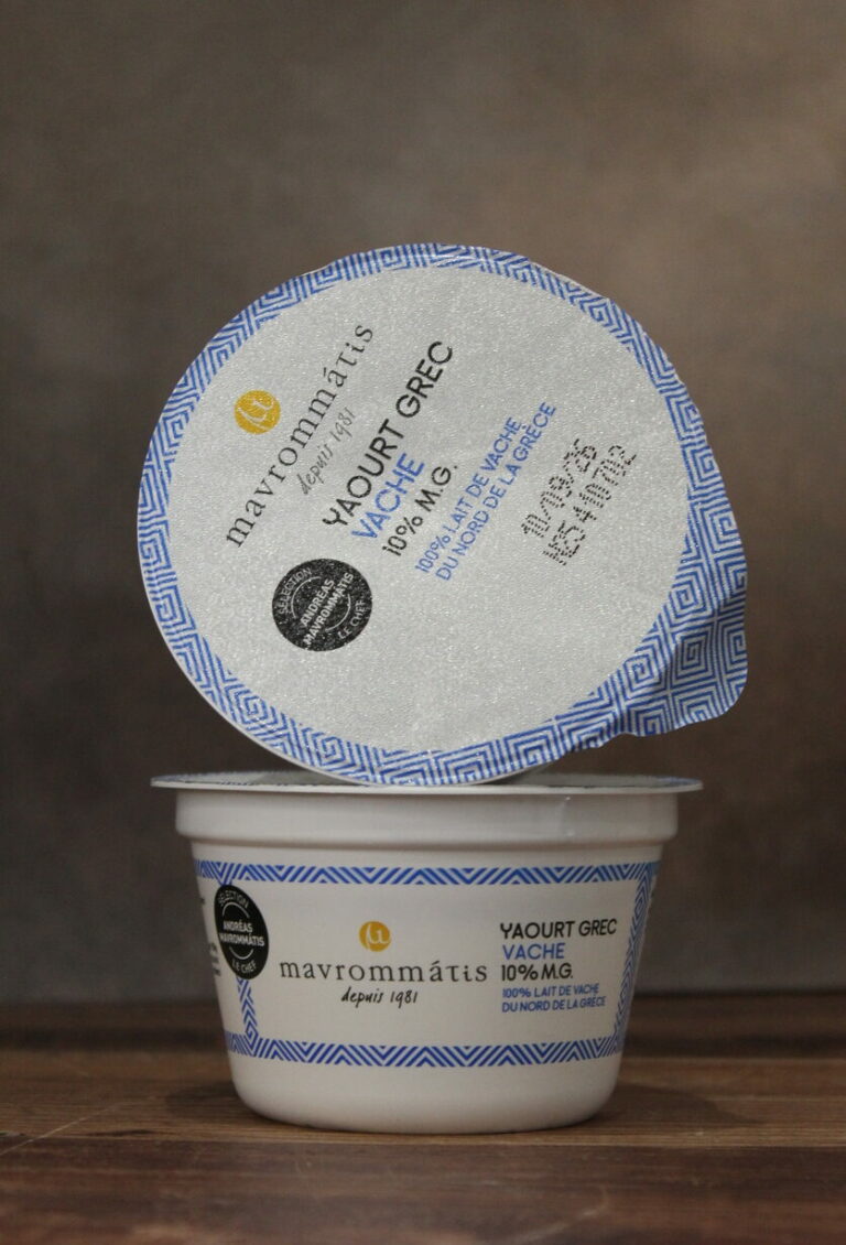 Photo de face de deux pots de 150g de yaourt grec mavrommatis