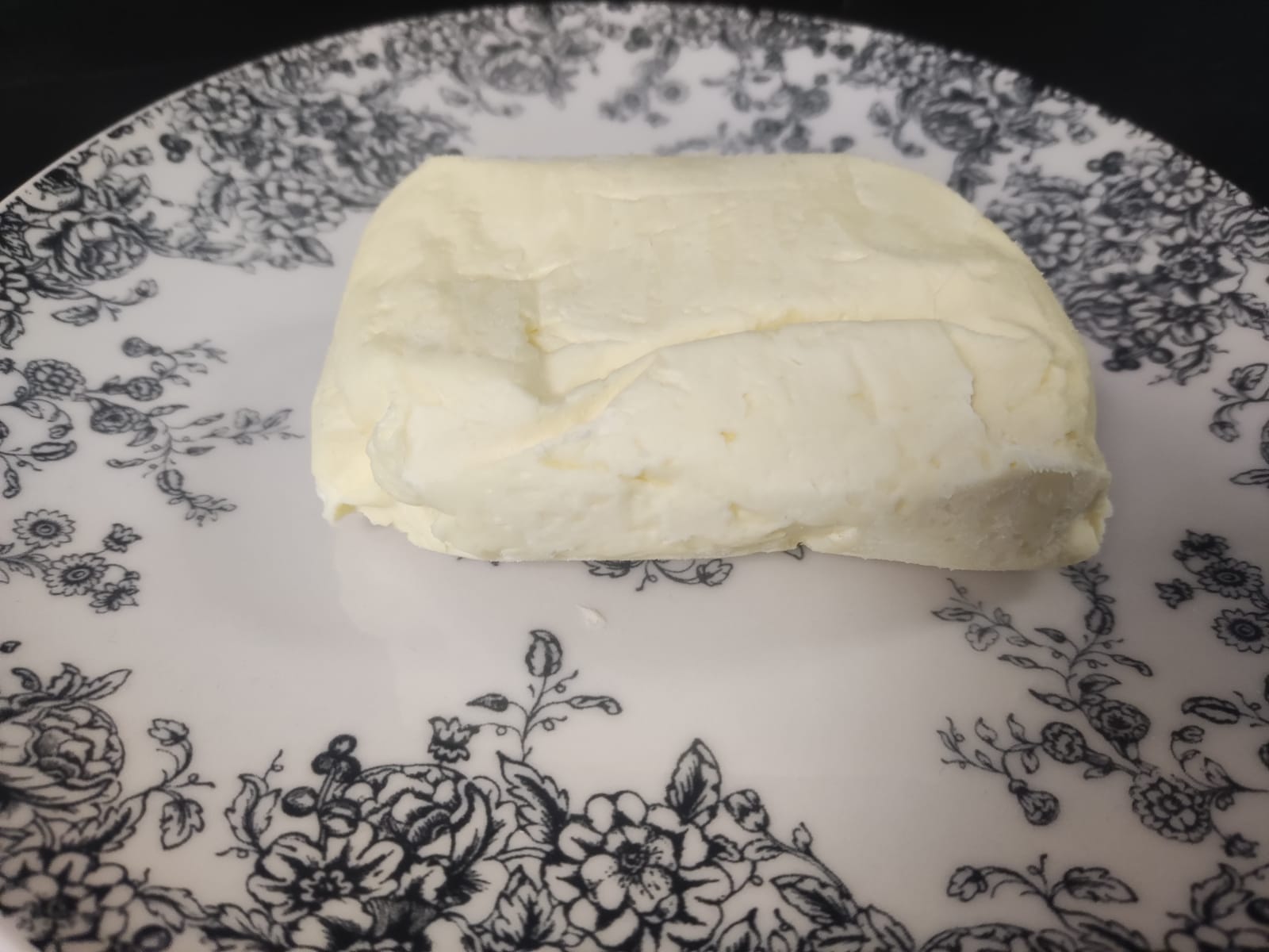 Photo d'un bloc de 250g de beurre au lait de Jersiaises, par la ferme des 3 muids à Artres