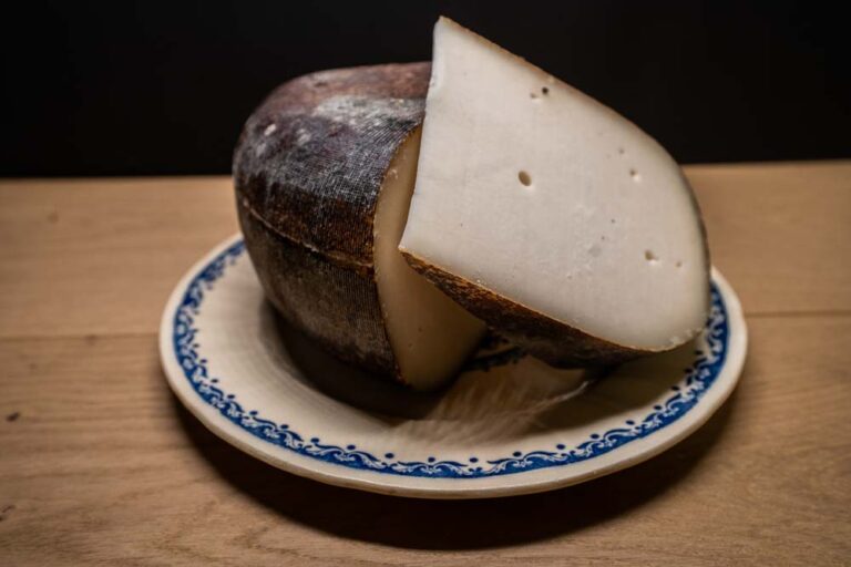 Tomme de chèvre grise crémeuse