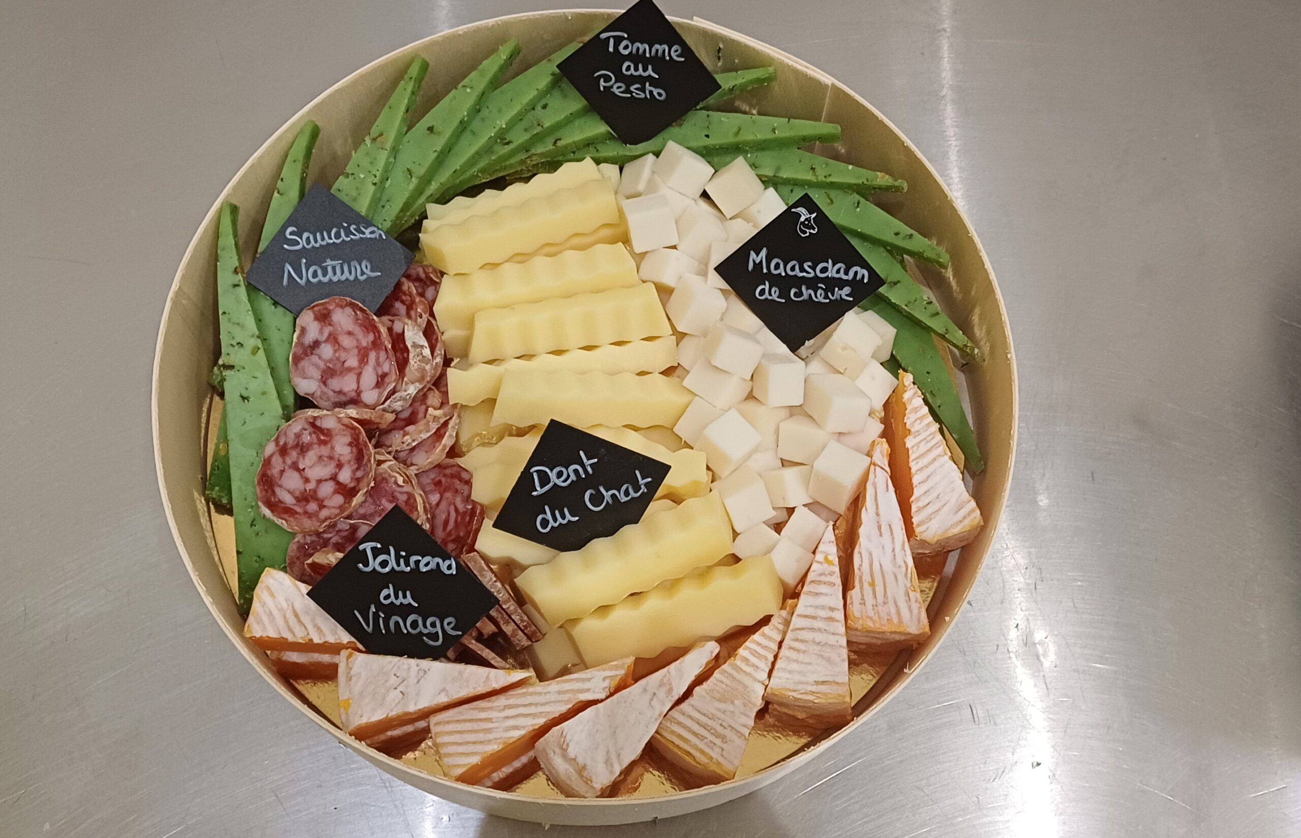 Photo du dessus d'une box apéro pour 6 à 8 personnes.