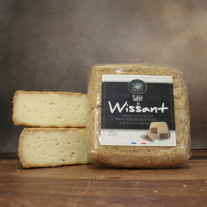 Photo de face de deux Sablés de Wissant. L'un est emballé, debout. L'autre est découpé en deux et déballé.