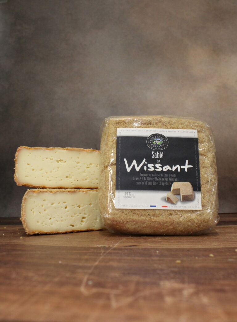 Photo de face de deux Sablés de Wissant. L'un est emballé, debout. L'autre est découpé en deux et déballé.