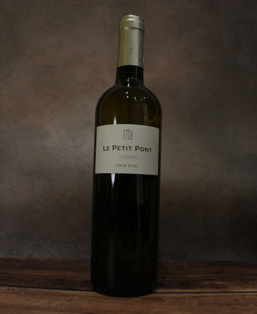 Photo de face d'une bouteille de petit pont blanc