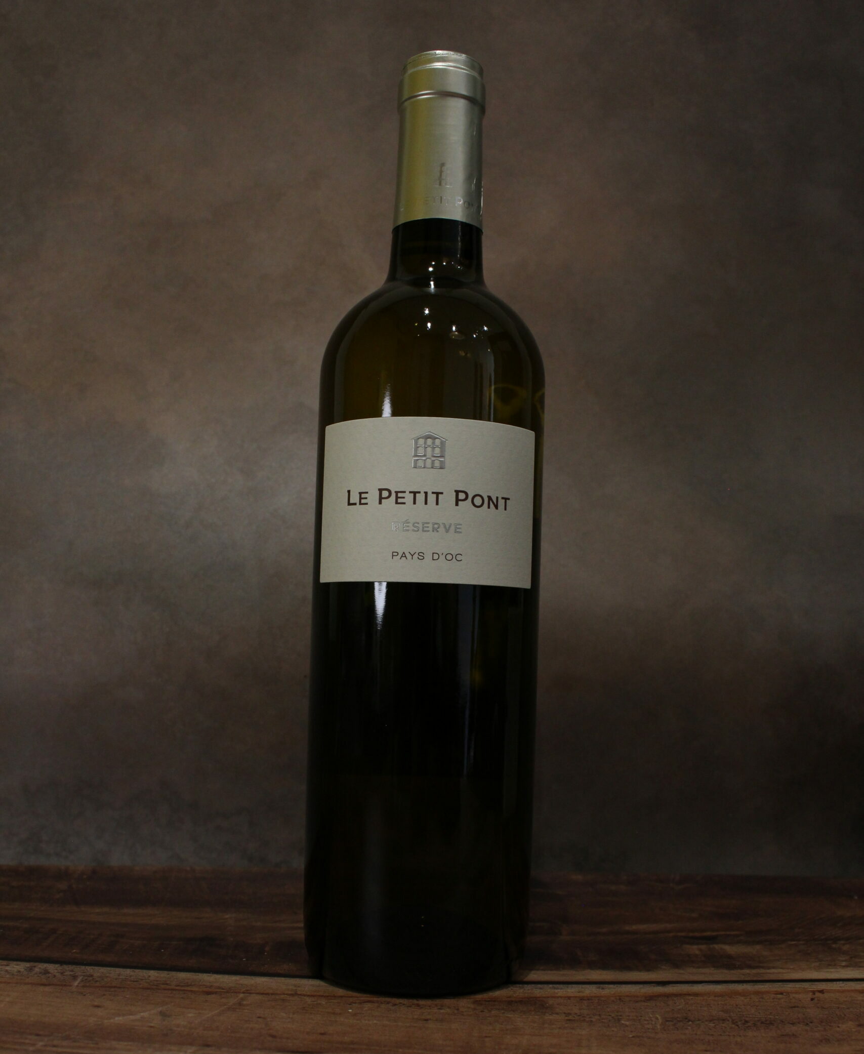 Photo de face d'une bouteille de petit pont blanc
