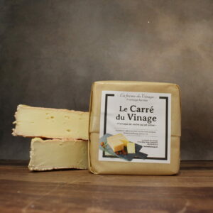 Photo de face de Carré du Vinage. A droite, debout un fromage entier et emballé. A gauche, un fromage dont les 2 moitiés sont empillées.